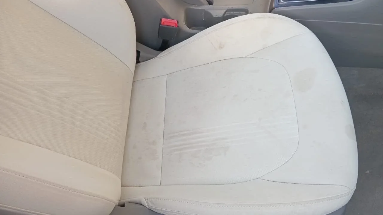 مقعد سيارة قبل التنظيف الداخلي