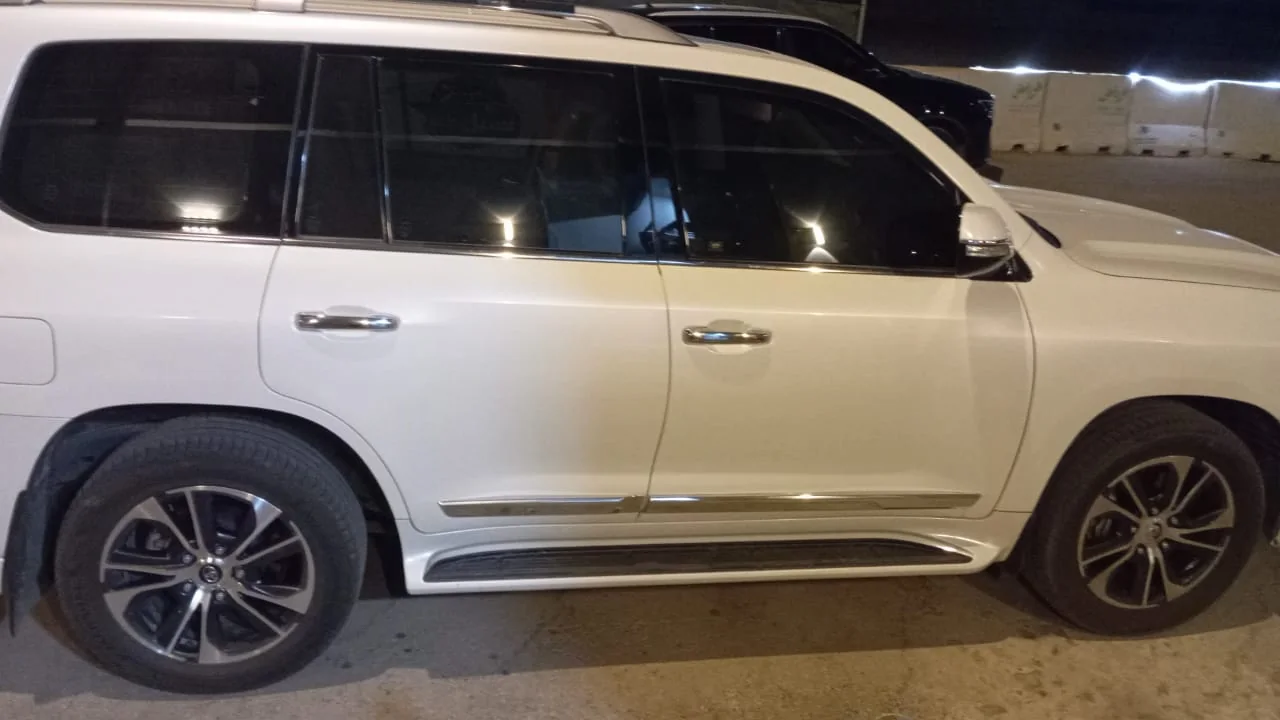سيارة دفع رباعي بيضاء بعد العناية - لقطة جانبية